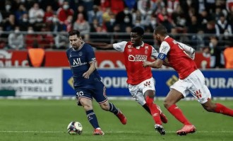 巴黎圣日耳曼主场迎战摩纳哥，卫冕战意强烈，主场优势明显，摩纳哥客场压力大，双方争夺激烈。