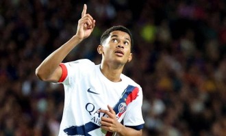 第90分钟绝杀！巴萨轰然倒下，弗里克气炸了，残阵巴黎征服客场